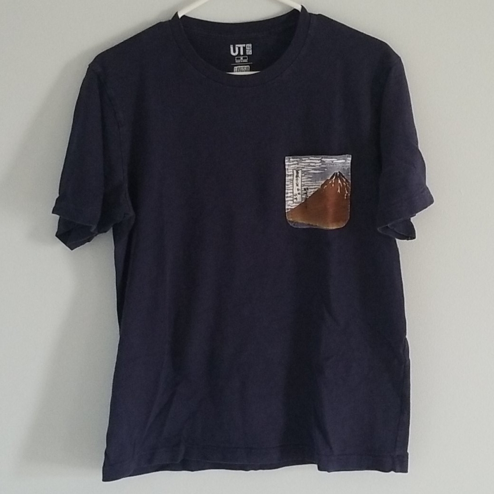 Uniqlo Men's Hokusai Blue Graphic Pocket T-shirt